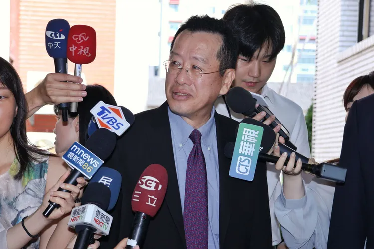 顧立雄今早於立法院前受訪。記者莊宗達攝