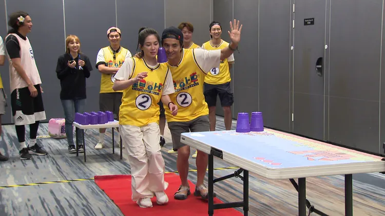 許藍方（左）、王少偉走在紅毯上，宛如婚禮現場。台視提供