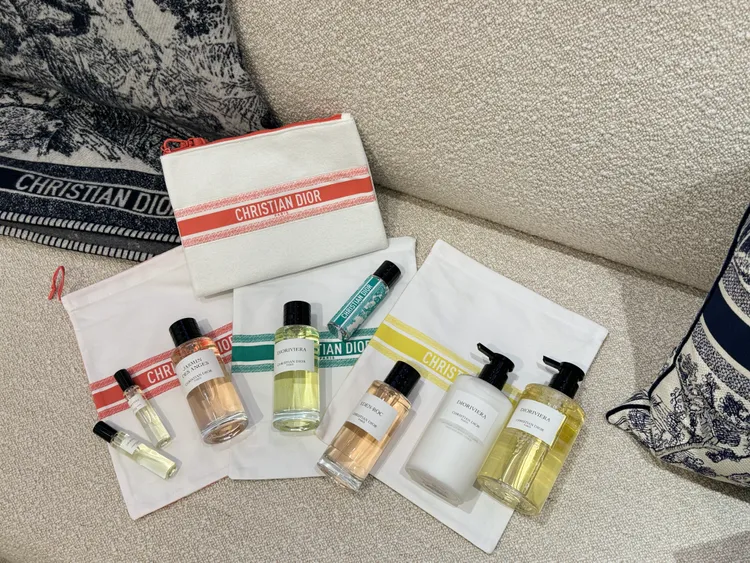 Dior香氛世家限量夏日度假系列，還有拉鍊化妝包（香氛世家消費滿1萬元贈送）與束口袋（購買任一香氛世家系列單品），隨身瓶15ml／5800元 。張家玲攝