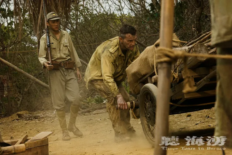 吳翰林（左）監視戰俘從事勞動工作。公視提供