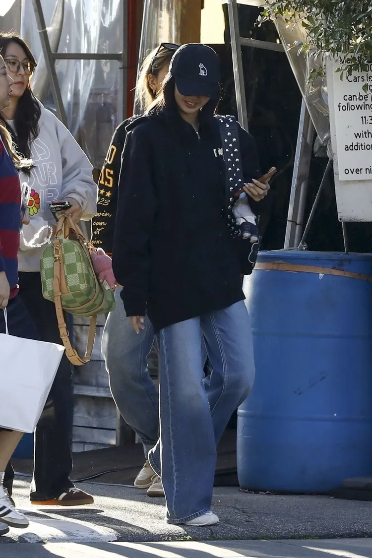 Lisa以簡約造型讓Elena Bag手提包成為全身亮點。品牌提供