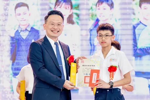 国小校歌影响深远!苏俊宾回母校参加毕业典礼 勉学弟妹坚持做对的事