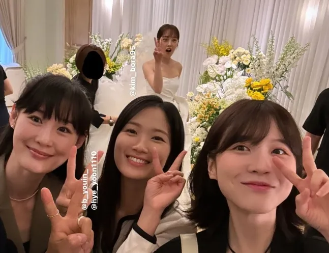 金惠奫（前排中）與後方的金寶羅合照。翻攝IG