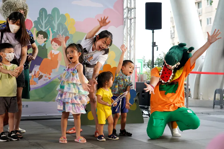 今年也邀請長年耕耘兒童戲劇展演的「六藝劇團」，演員現場與大小朋友互動及有獎問答。公所提供