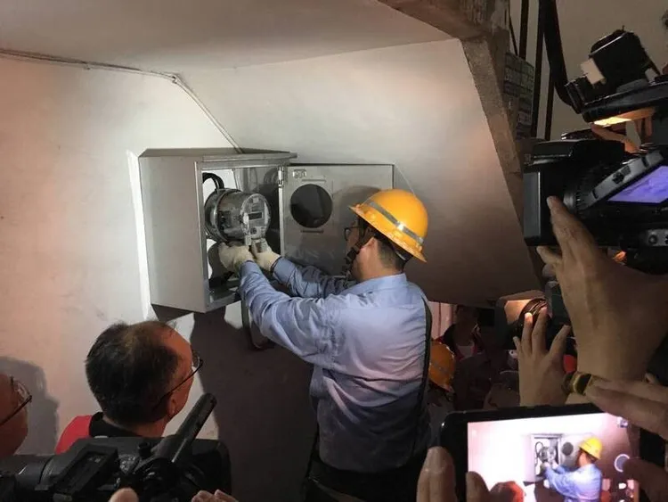 新北市政府運用「第三方警政」力量，針對非法營業場所強制執行斷水、斷電。警察局提供