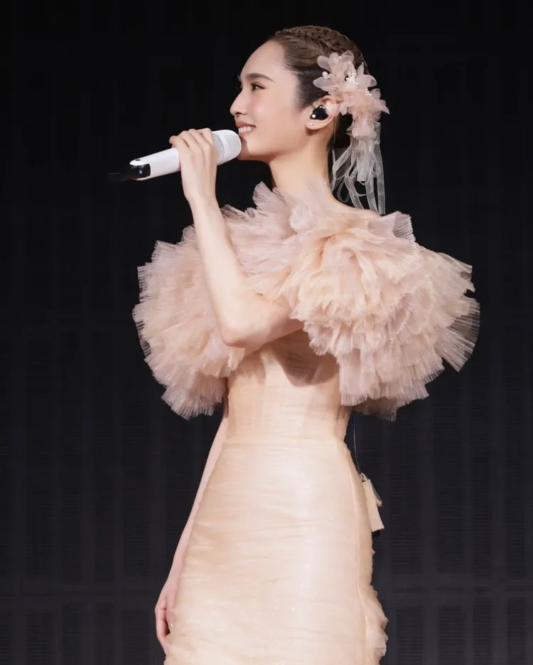 禮服中段透過合身剪展現出女性優雅的線條。翻攝楊丞琳IG