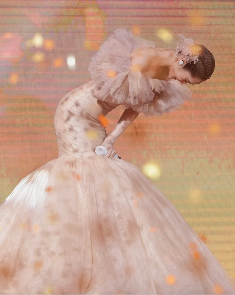 禮服以層層薄紗堆疊出夢幻氣息。翻攝楊丞琳IG