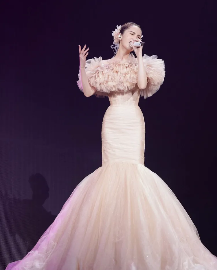 楊丞琳換上淺杏桃魚尾禮服。翻攝楊丞琳IG