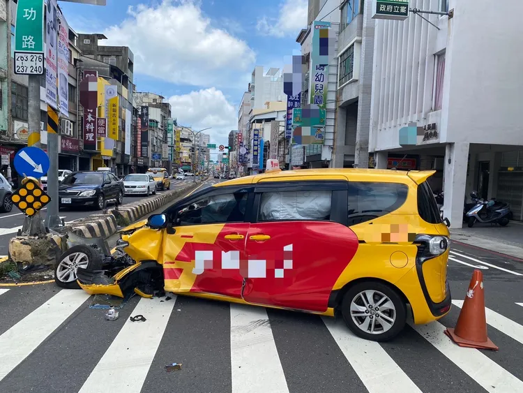 計程車前輪斷裂，幸氣囊爆開，車上5人皆輕傷。讀者提供
