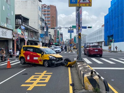 鬼切沒看車！小黃慘遭擊落失控撞分隔島　氣囊爆開傷5人
