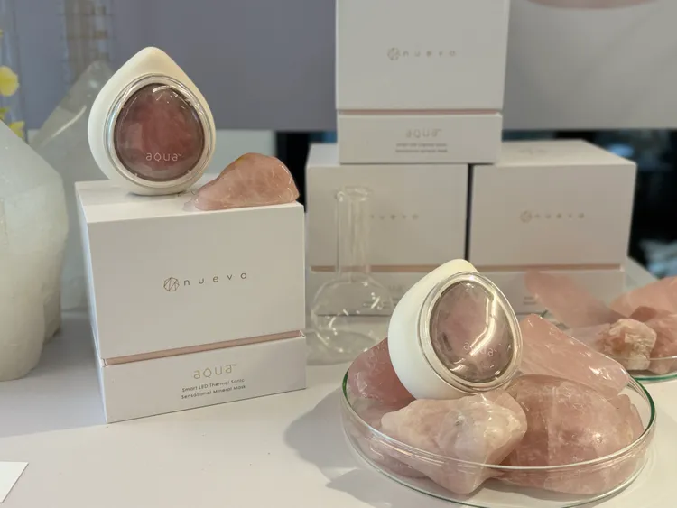 NUEVA AQUA玫瑰晶礦光面膜機，一機就可當作面膜機、導入儀、光美容使用，7290元。張家玲攝