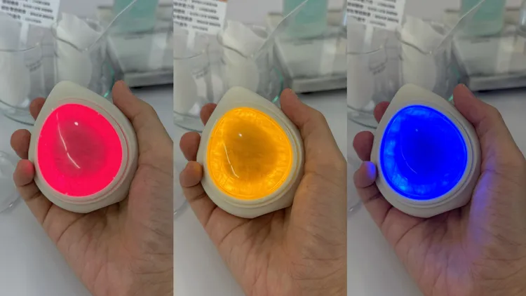 AQUA玫瑰晶礦光面膜機擁有紅、黃、藍三種波長光。張家玲攝
