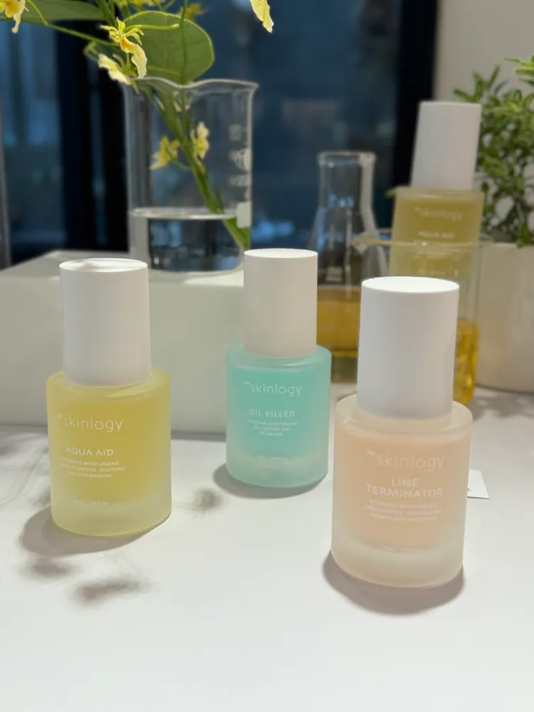 the Skinlogy水光活萃精華系列，紅瓶50ml／2890元、黃瓶50ml／2590元、藍瓶50ml／2190元。張家玲攝