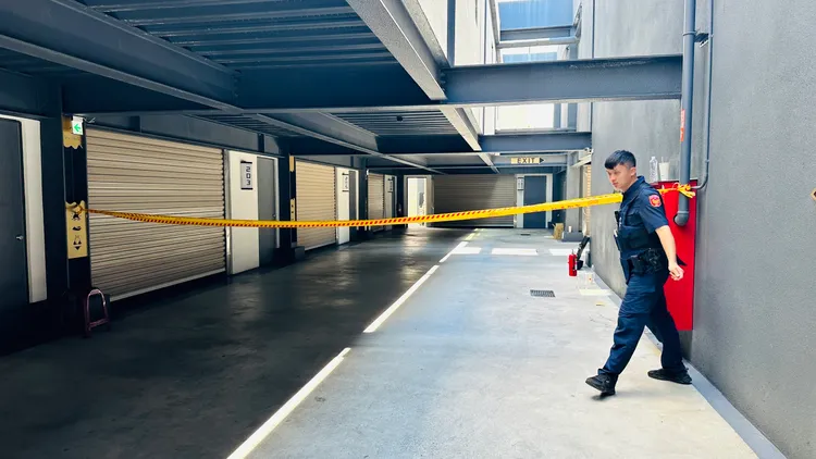 陳嫌砍死邱男後躲到汽車旅館，在與警方對峙時開了2槍，遭警開槍還擊後自知不敵舉槍自盡。民眾提供