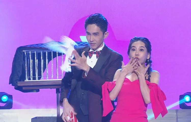 歌舞加入魔術表演。民視提供