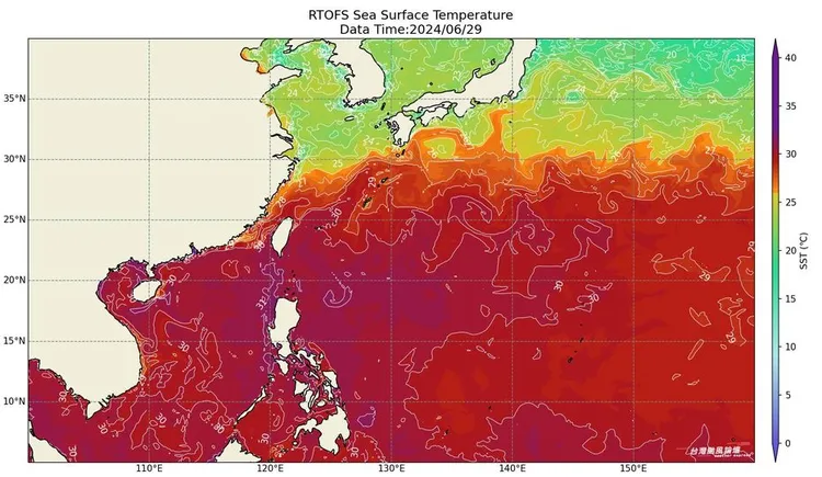 今天海溫圖一片炸紅「熱的發燙。翻攝台灣颱風論壇｜天氣特急