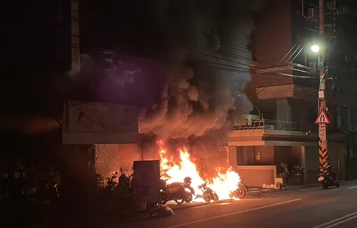 台中移工宿舍騎樓火警 17輛機車被燒毀!22人及時逃命