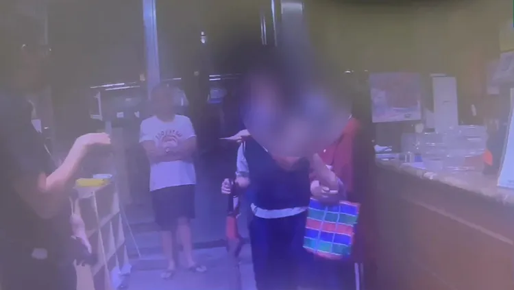 陳美妃與鄰居、保全起衝突，警察到場處理，卻被陳與兒子辱罵偷襲。翻攝畫面