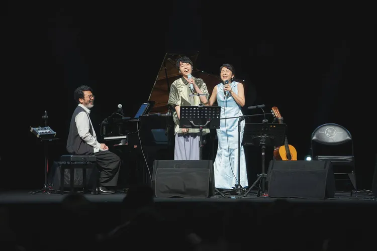 青峰（中）說的話，小野麗莎都能接招。好滿意音樂提供