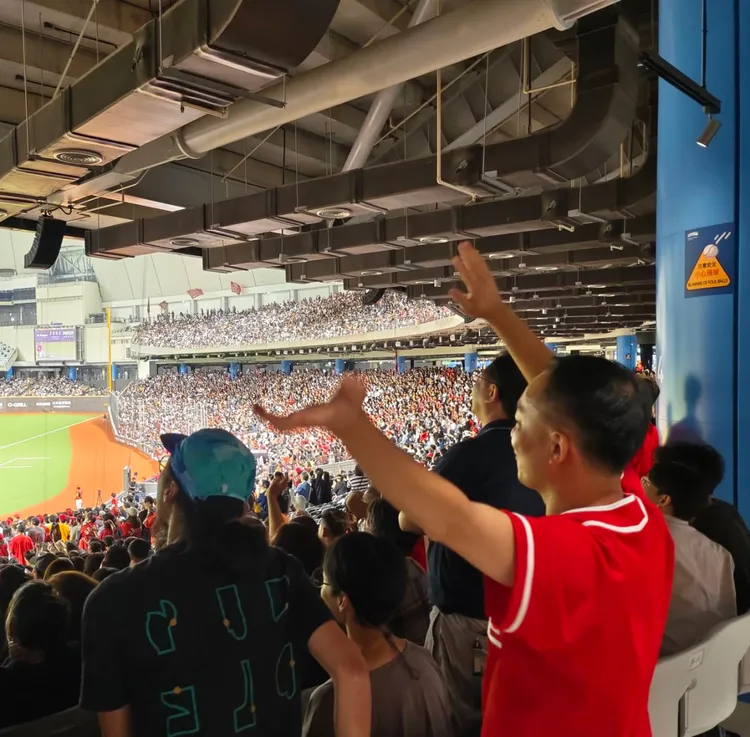 資深龍迷楊醫生跳應援舞為全員打氣。頂新和德文教基金會提供