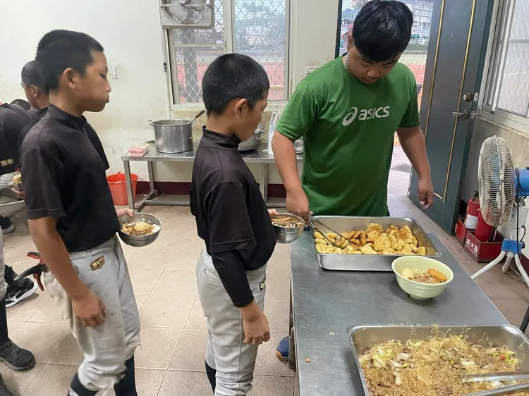 高雄金潭國小的小球員寄宿學校宿舍，教練身兼數職，從生活起居、功課輔導都一手包辦。頂新和德文教基金會提供