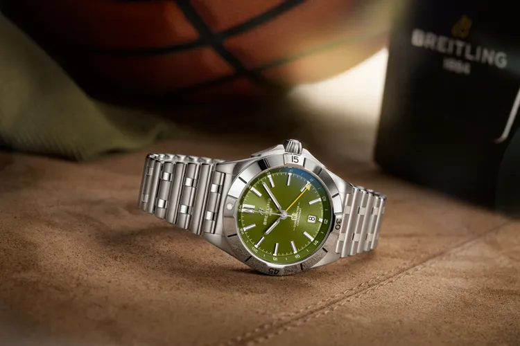 百年靈Chronomat機械兩地時間自動腕錶，40mm，精鋼錶殼，綠色錶面，精鋼Rouleaux錶鍊，百年靈32型機芯，動力儲存42小時，防水深度200米，全球限量1750只，19萬1000元。品牌提供