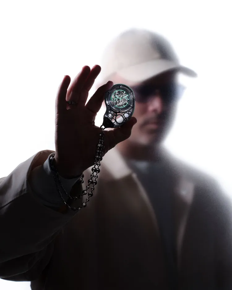 宇舶攜手著名藝術家Daniel Arsham聯名打造Arsham Droplet鈦晶懷錶。品牌提供