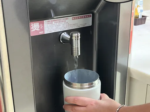 他到醫院裝水被嗆「偷幹水」超氣　網推1款APP：免費取水