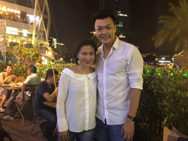 還有網友秀出在國外遇到順子姐的合影，並寫道「我也期待她的演出，我在2018在深圳有遇過她。狀況很好。」翻攝《紀曉君》粉絲頁