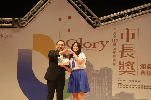 新北畢業生市長獎頒獎 侯友宜勉勵:適性選擇、全力以赴