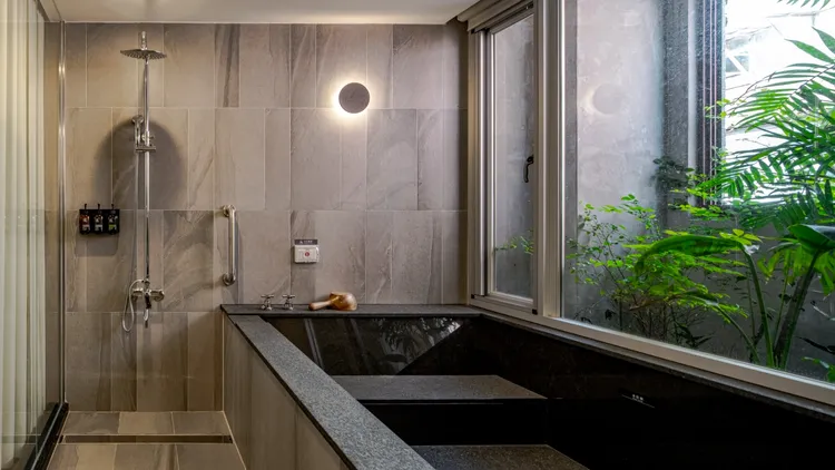 冠翔泉旅房內湯屋。業者提供