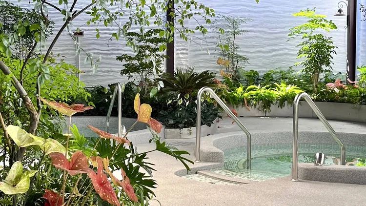 冠翔泉旅設有含漢方及草本精油的舒緩養生池，提供專屬住客豐富、多樣化的泡湯選擇。業者提供