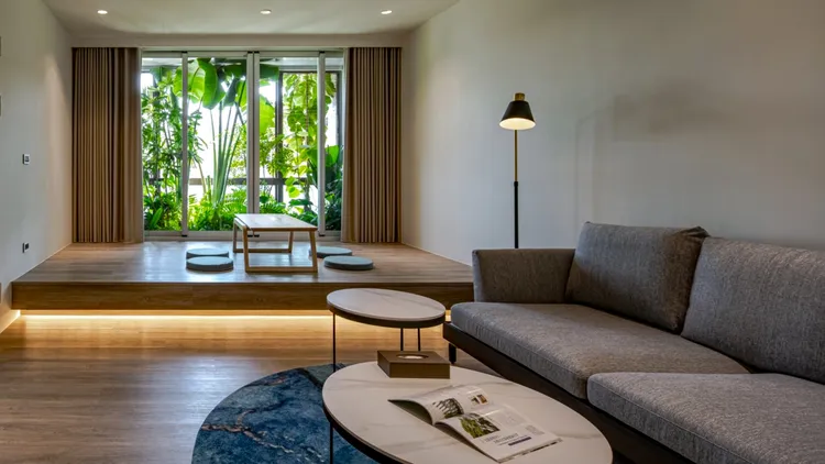 冠翔泉旅「森境套房」為連通房型，兩房之間配備起居室，設置沙發、餐桌和陽台泡腳池，享受美景同時緩解身心。業者提供