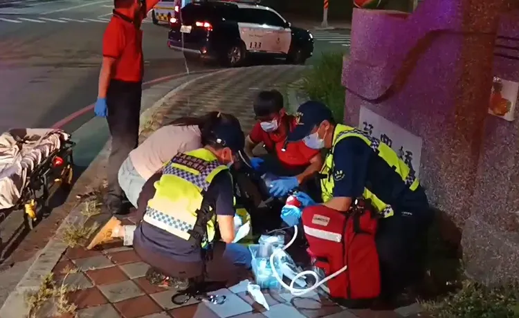 男子自撞安全島，剛下班的急診護理師經過，立即一同協助救援。翻攝畫面