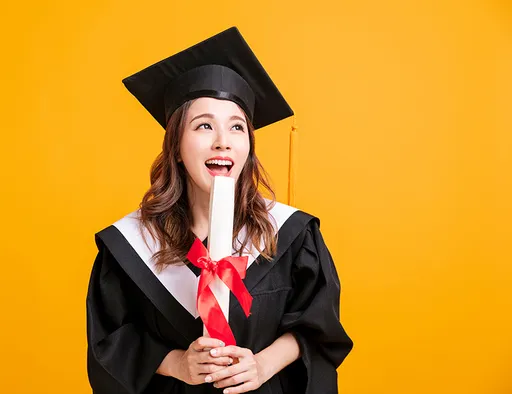 壹蘋派生活美語　穿著學位服完美出場！