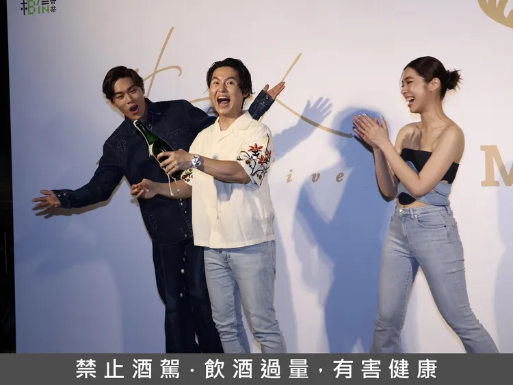 告五人開心慶祝獲獎。莊宗達攝