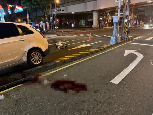 台中母子深夜騎Ubike過馬路疑搶黃燈 悲慟!母目睹兒被轎車撞死