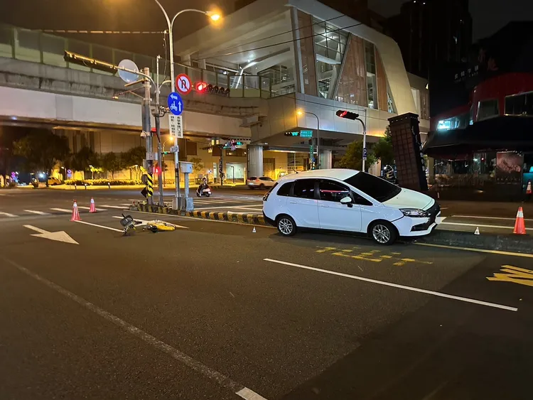 自行車疑似搶黃燈通過路口，被綠燈右轉的轎車撞上。民眾提供