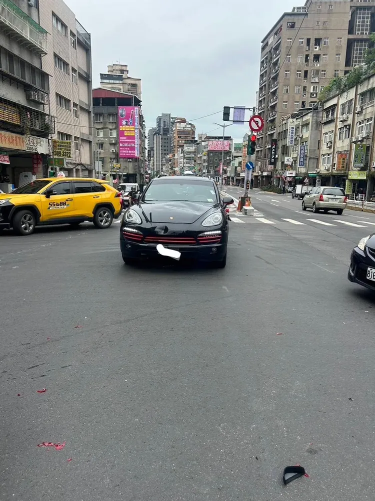 後方保時捷。警方提供