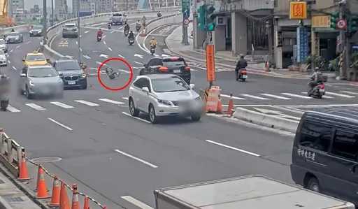 騎士鬼切遭保時捷撞飛 驚悚影片曝!BMW急閃避...後方小黃遭殃