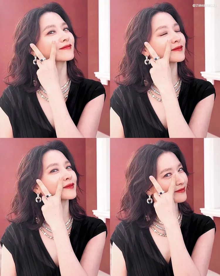 李英愛俏皮比Ya拍照。翻攝stan4actress IG