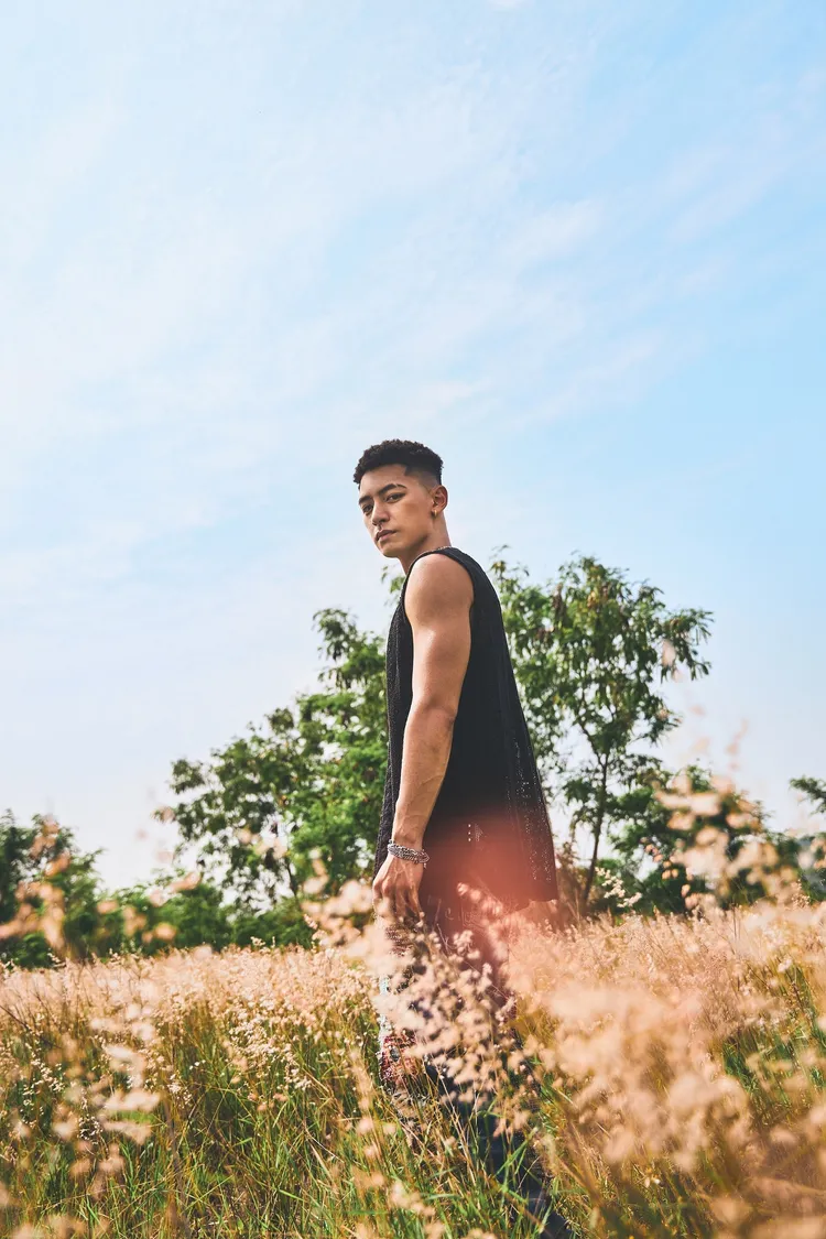 《抱歉媽媽我還是戒不掉菸》，是吳霏在面臨戒不掉菸、死性不改的情況下，寫了這首歌。環球音樂提供