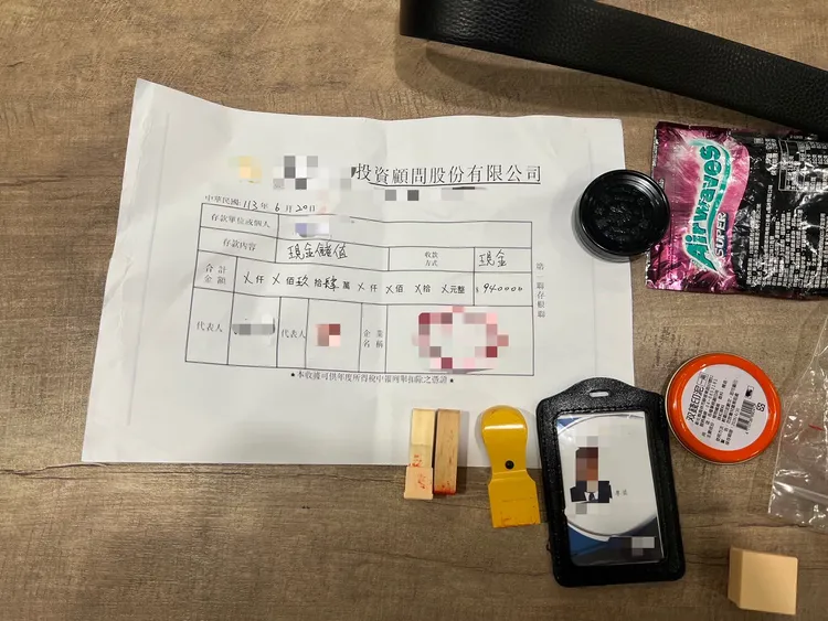 查扣假證件、印章與收據。翻攝畫面