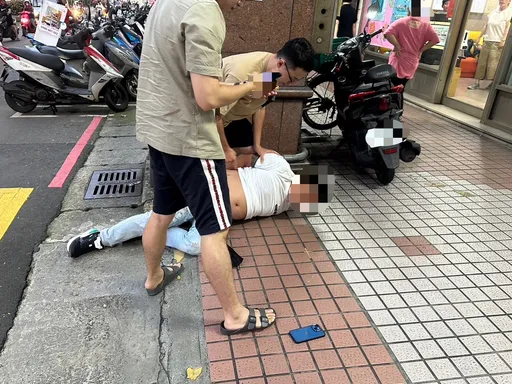 三重警埋伏超商逮2車手「背包都是錢」　嫌突砸手機滅證畫面曝