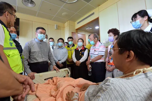 卓榮泰花蓮慰問台鐵出軌傷員 預計5點搶通事故路段