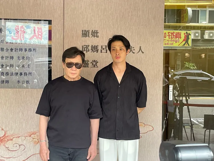 寇世勳（左）與兒子寇家瑞到場致哀。