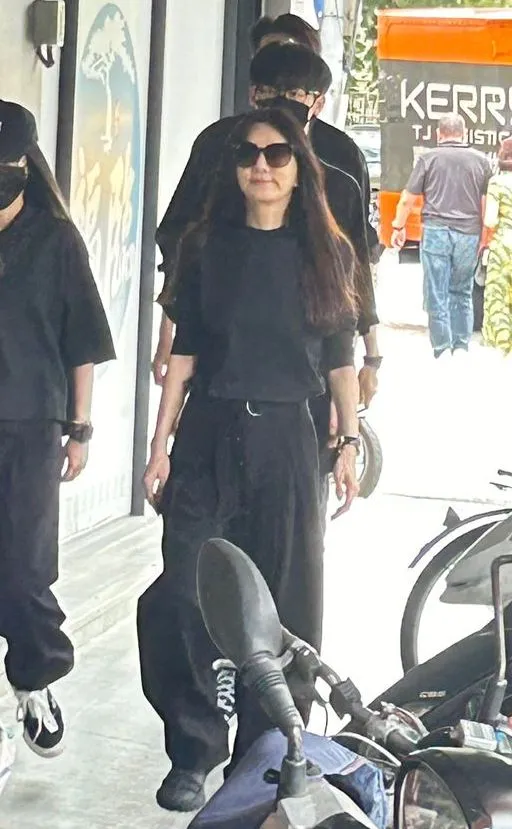 Ella全身黑打扮。