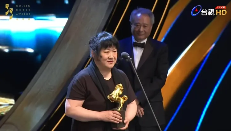 胡波媽媽楚延華6年前代亡子領最佳劇情片大獎。翻攝台視