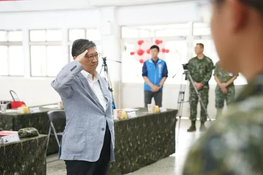 端午前夕勞軍 楊文科向國軍弟兄致敬