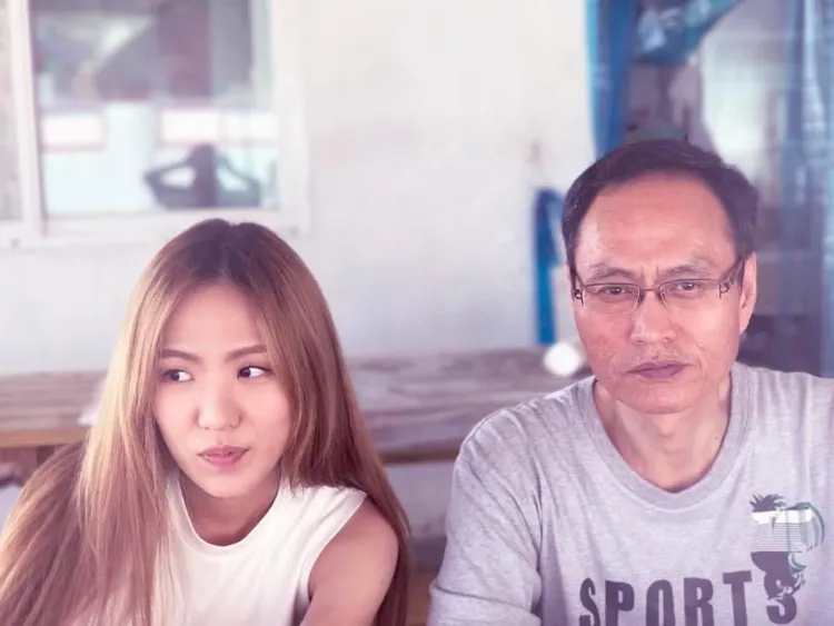 孫盛希（左）和爸爸。翻攝孫盛希臉書